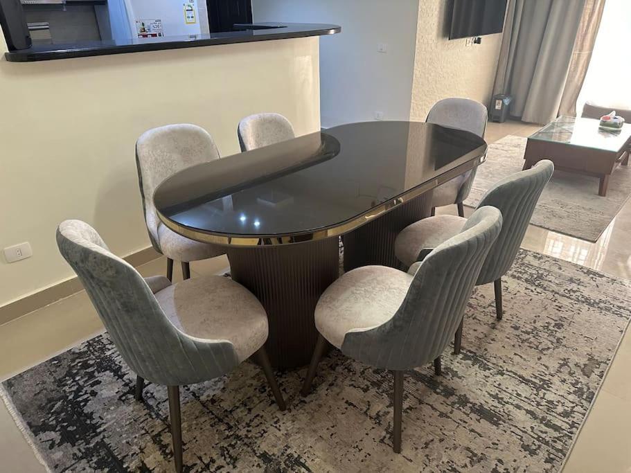 Elegant Brand New 2 Bedroom Flat *